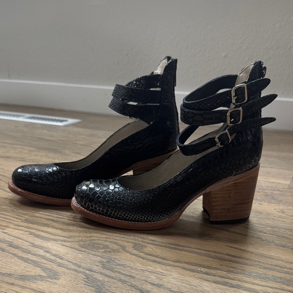 Freebird Black Strappy Women's Shoes- size:6 - like new condition! - Picture 2 of 8